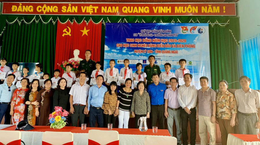 Cung Pho Chu Tich Nuoc di phat qua cho hoc sinh tren Dao Ly Son Quang Ngai