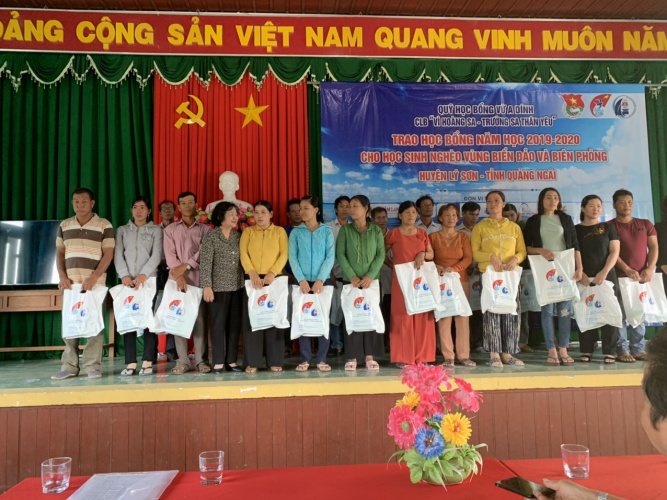 Cung Pho Chu Tich Nuoc di phat qua cho hoc sinh tren Dao Ly Son Quang Ngai3